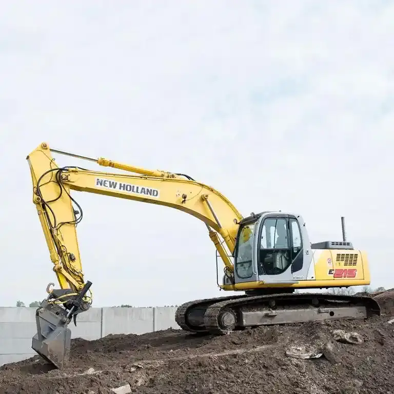 Arriendo de Excavadora 20 Ton. New Holland modelo E215C en SK Rental con cobertura nacional.